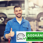 Glad mekaniker med KlarOK och Godkänd Bilverkstad